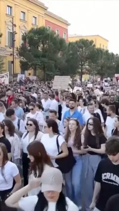 Bodljikava žica: Protest u Tirani zbog luksuznog odmarališta