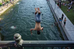 Homem pula em canal em Paris no dia 23 de junho de 2026