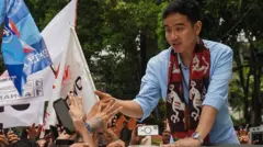 Bakal calon wakil presiden Gibran Rakabuming Raka menyapa pendukungnya usai melakukan pendaftaran Pilpres 2024 di Gedung KPU, Jakarta, Rabu (25/10/2023).