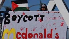 Cartazdinheiro no foguetinhoprotesto contra o McDonald's