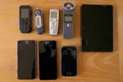Celulares e gravadores em cima de uma mesa