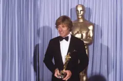 Redford com estatueta do Oscar