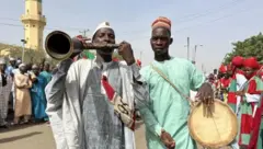 Deux hommes avec des instruments traditionnels de musique