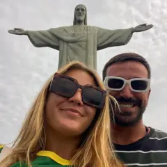 Lorea e o namorado fazendo selfie em frente ao Cristo Redentor