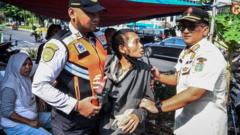 Petugas Satpol PP bersama Dinas Perhubungan (Dishub) melakukan razia juru parkir liar di Jakarta, Rabu (15/5/2024).