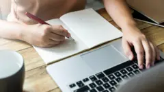 Mulher com caderno e laptop