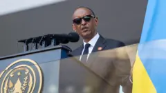 Perezida Paul Kagame afashe ku ibendera ry'u Rwanda atangaza indahiro ye