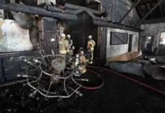 kartalkayadaki otelin tamamen yanmış bir odası, itfaiye görevlileri 