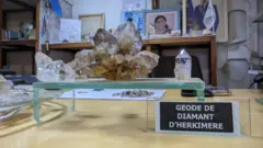 Des pierres précieuses posées sur une table en verre