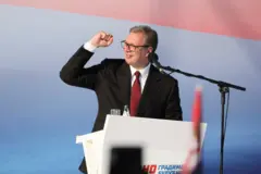 Predsednik Srbije u tamnom odelu, beloj košulji i crvenoj kravati