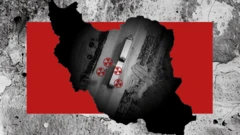 طرح گرافیکی ایران، یک تریلی در حال حرکت رو جاده و چهار نشانه تاسیسات هستهای در پسزمینه قرمز