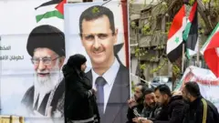 Picha za Bashar al Assad (kulia) na Kiongozi Mkuu wa Iran Ali Khamenei.