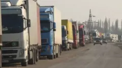 Кыргыз-казак чек арасындагы оор жүк ташуучу унаалар тыгыны