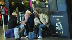 Pasajeros esperando vuelos en el aeropuerto de Melbourne, Australia, 20 de julio 2024