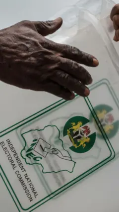 Ndị ọrụ INEC bu igbe ntuliaka.