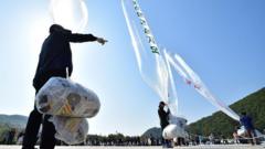 Activistas surcoreanos lanzan globos con todo tipo de objetos hacia el norte aprovechando el viento favorable.