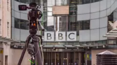 BBC总部大楼前有一台摄像机