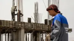 تصویر چند کارگر افغان که در ایران مشغول کار در یک ساختمان هستند