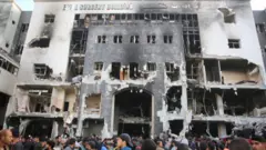 واجهة مبنى الجراحة في مجمع الشفاء الطبي في غزة بعد انسحاب الجيش الإسرائيلي