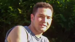 Jean Charles de Menezes sorrindo para a câmera