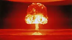 Сүрөттө: Атомдук бомбаны сыноодон кийин ушундай “өзөктүк козу карын” пайда болот. 1954-жылы Тынч океанында америкалык бомбанын жарылуусунун кесепеттери.