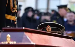 Офицердин баш кийими коюлган табыт