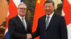 ब्रिटेन के प्रधानमंत्री किएर स्टार्मर और चीनी राष्ट्रपति शी जिनपिंग