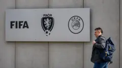 Čovek prolazi pored sedišta Češkog fudbalskog saveza (FAČR) u Pragu