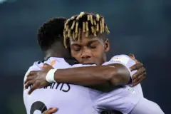 Iñaki e Nico abraçados