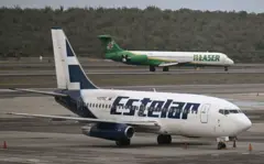 Um avião da Estelar e outro da Laser no aeroporto de Maiquetía