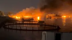 Humo y llamas tras un ataque de EE.UU. en un puerto cerca del estrecho de Ormuz