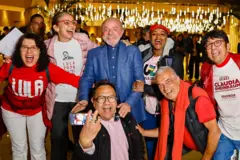Apoiadores abraçando Lula