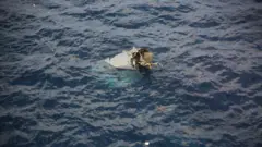 ယာခူရှီမာကျွန်း ကမ်းလွန်မှာတွေ့ခဲ့ရတဲ့ လေယာဥ်အပျက်အစီးလို့ ယူဆရတဲ့အရာရဲ့ ဓာတ်ပုံတွေကို ဂျပန်ကမ်းခြေစောင့်တပ်က ထုတ်ပြန်လာပါတယ်။ 