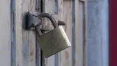 قفل محل مغلق في رام الله بسبب الإضراب الشامل