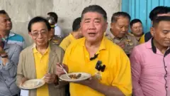 품탐 웨차야차이 태국 상업부장관이 밥을 먹는 모습 