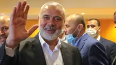 صورة أرشيفية للقيادي إسماعيل هنية، بلوح خلالها بيده.