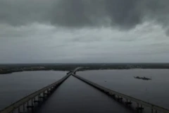 Grey clouds stretch over di Caloosahatchee River as Hurricane Milton dey approach Fort Myers, Florida