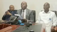 Kuwa kabiri, Théodore Ngoy (hagati) asoma itangazo ry'abakandida batanu bahamagarira abatuye Kinshasa kwigaragambya kuri uyu wa gatatu