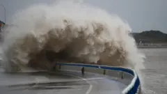 颱風巴威逼近,福建省寧德市霞浦縣三沙鎮海邊掀起巨浪(中新社圖片11/7/2026)