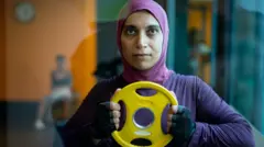 Perempuan berhijab berolahraga