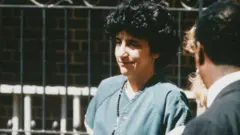 María del Rosario Casas Dupuy com uma roupa azul, depois de ser presa