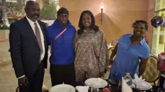 Perezida G﻿eorge Weah n'umugore we Clar Weah (wa kabiri iburyo) hamwe n'umuhungu wabo Tim ukinira ikipe ya USA