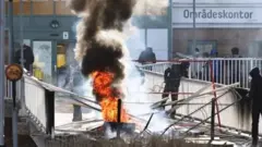 Dad ayaa lagu xirxiray banaanbaxyo looga soo horjeedo gubidda Kitaabka Sweden