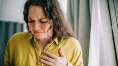 یوې مېرمن خپل لاس په زړه ایښ