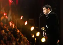 El artista puertorriqueño Bad Bunny en el escenario de los Grammy.