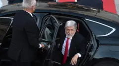 Celso Amorim desce de carro oficial 