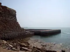 Fortaleza de Nossa Senhora da Conceição (século XVI), na Ilha de Ormuz, construída pelos portugueses. Tombada como patrimônio histórico do Irã.