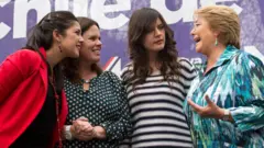 Camila Vallejo, Carol Cariola y Michelle Bachelet.