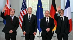 बाएं से दाएं- ब्रिटेन के पीएम किएर स्टार्मर, अमेरिका के राष्ट्रपति जो बाइडन, जर्मनी के चांसलर ओलाफ़ शॉल्त्स और फ़्रांस के राष्ट्रपति इमैनुएल मैक्रों