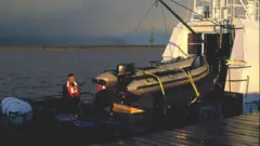 Navio da marinha chilena transporta os materiais de Bob Kull para a Patagônia